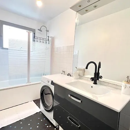 Large 3 Bedroom Parking And Fiber Apartment