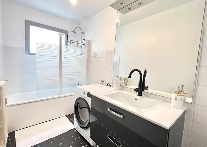 Large 3 Bedroom Parking And Fiber Apartment